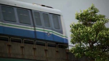 4K, yüksek tren yolun üstünden geçiyor. Modern metro sistemiyle muhteşem bir şehir manzarası. MRT şehri dolaşmanın en iyi yollarından biridir. Taipei, Asya 'nın popüler bir turizm merkezidir.