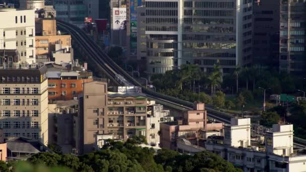 Taipei Taiwan November 2018 Emelkedett Vonat Utazik Vonalon Háttérben Város — Stock videók
