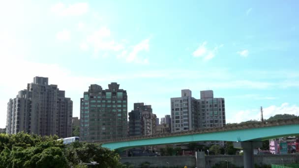 Тайбэй Тайвань Августа 2017 Года Высокогорный Поезд Проходящий Через Мост — стоковое видео