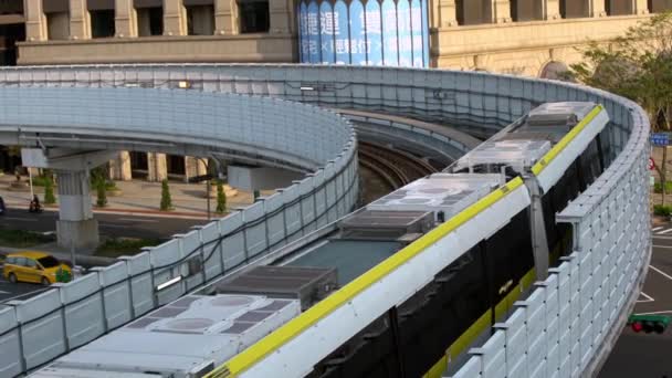 2020年2月15日 高架列车的空中景观在日落时穿过一条带住宅大楼的线路 城市景观现代地铁系统 捷运往返于亚洲城市 — 图库视频影像