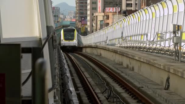 Taipei Taiwan Február 2020 Magasabb Vonat Utazik Egy Vonal Lakóépület — Stock videók