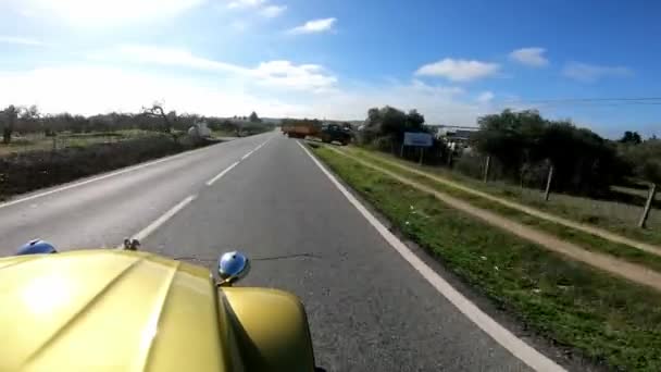 2018年12月17日 西班牙塞维利亚 Pov复古汽车作为农场拖拉机的交叉口在公路上行驶 安达卢西亚农村地区的一个小镇 老式汽车常被称为轮子上的雨伞或两匹蒸汽马 — 图库视频影像