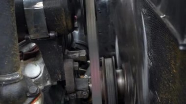 Klasik bir Amerikan Ford Mercury 8 kaputu altında siyah klasik bir araba motoru. Mekanik Dan için radyatör soğutma paneline ve elektronik sisteme bakın