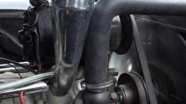 Klasik bir Amerikan Ford Mercury 8 kaputu altında siyah klasik bir araba motoru. Mekanik Dan için radyatör soğutma paneline ve elektronik sisteme bakın