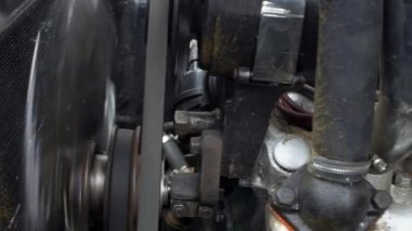 Klasik bir Amerikan Ford Mercury 8 kaputu altında yavaş hareket eden klasik bir araba motoru. Mekanik Dan için radyatör soğutma paneline ve elektronik sisteme bakın