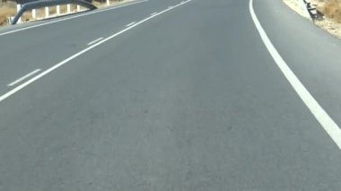 Otobanda 4K Araba Sürücüsü. Pov Asfaltta Beyaz Çizgili Yol Dan