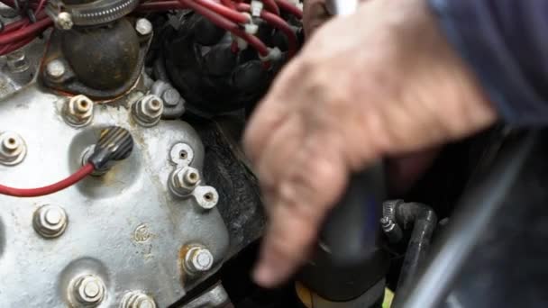 Reparaciones Mecánicas Motor Antiguo Coche Época Una Estación Reparación Montar — Vídeo de stock