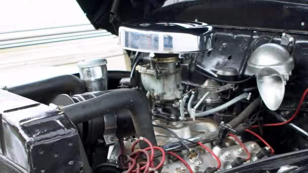 古典的なアメリカのフォード マーキュリー8のフードの下で黒のヴィンテージ車のエンジン ダン用ラジエーター冷却パネルエンジンと電子システムをご覧ください — ストック動画