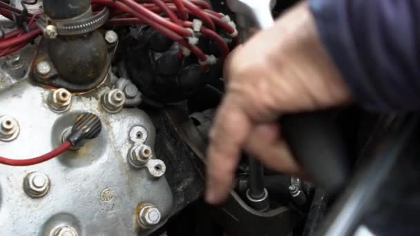 Slow Motion Mekaniker Reparerar Gamla Motor Vintage Bil Reparationsstation Montera — Stockvideo