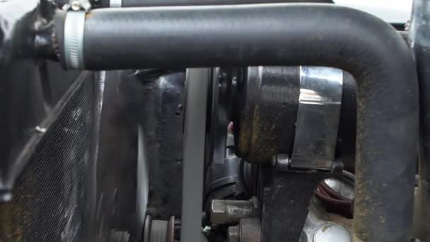 Moteur de voiture vintage Slow Motion of Black sous le capot d'une Ford Mercury Eight américaine classique. Voir le tableau de refroidissement du radiateur Moteur et système électronique pour mécanicien Dan 