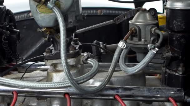 一辆经典的美国福特水星8型汽车的引擎盖下的黑色老式汽车发动机的缓慢运动 见散热器冷却面板发动机和机修工 丹电子系统 — 图库视频影像