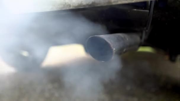 Gros Plan Fumées Combustion Sortant Tuyau Échappement Voiture Qui Fortement — Video