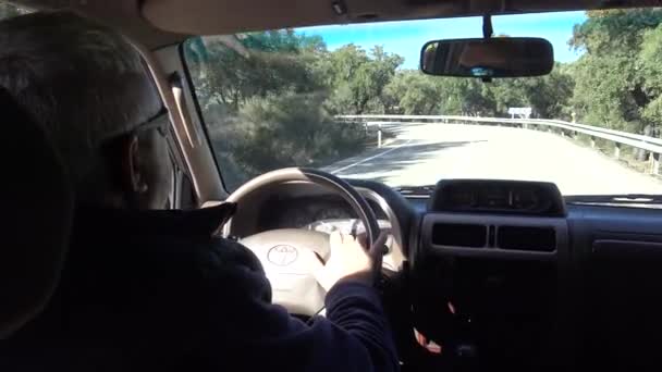 在西班牙的巴达霍斯 4K白人男子驾驶一辆汽车 带着软木塞橡树穿过德沙 西班牙 丹埃斯特雷马杜拉自治区田野景观 — 图库视频影像