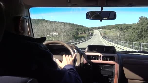 Pria Kaukasia Mengendarai Mobil Melewati Dehesa Dengan Pohon Negara Spanyol — Stok Video