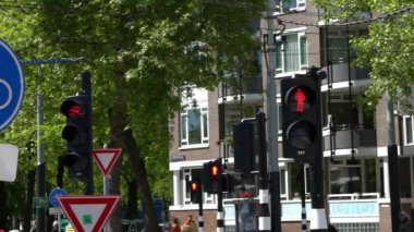 Amsterdam, Hollanda-13 Mayıs 2019: Avrupa yaya geçidi tabelası. Kırmızı renkli trafik ışıkları var. Hollanda caddesinde kesişen yol. Avrupa 'nın şehir merkezindeki karayolu kuralları