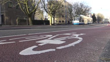 Amsterdam, Hollanda-06 Aralık 2015: 4k, Bike Lane ve Trams Amsterdam, Hollanda-Dan