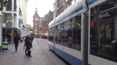 Amsterdam, Hollanda-06 Aralık 2015: 4k, Amsterdam, Hollanda-Dan 'de karşıdan karşıya geçen tramvaylar ve turistler