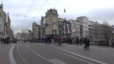 Amsterdam, Hollanda-06 Aralık 2015: 4k, Amsterdam, Hollanda-Dan 'de karşıdan karşıya geçen tramvaylar ve turistler