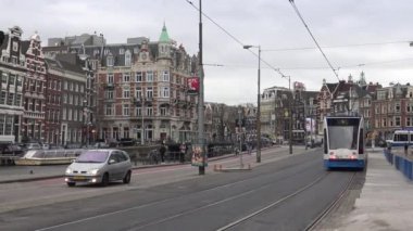 Amsterdam, Hollanda-06 Aralık 2015: 4k, Amsterdam 'da Tramvay ve trafik arabası