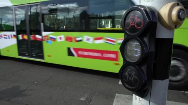 Amsterdam Hollanda Mayıs 2019 Kavşakta Bisiklet Trafik Işıkları Renk Değiştiriyor — Stok video