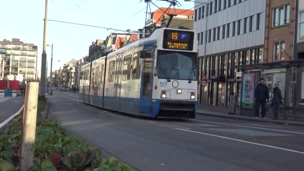 アムステルダム オランダ 12月2015 アムステルダム オランダ ダンの路上で4K トラム 交通車 — ストック動画