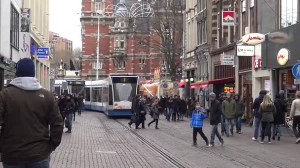 Amsterdam Nederland December 2015 Trams Toeristen Steken Straat Amsterdam Holland — Stockvideo