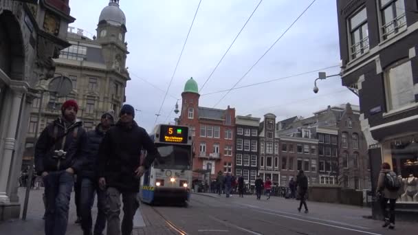 Amsterdam Nederländerna December 2015 Spårvagnar Och Turister Korsar Gatan Amsterdam — Stockvideo