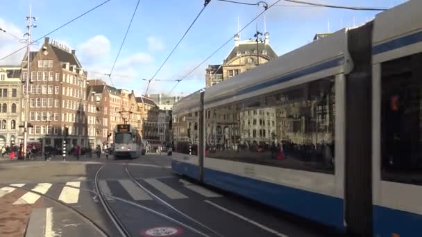 Amsterdam Nizozemsko Prosinec 2015 Tramvaje Turisté Přecházejí Ulici Amsterdamu Holandsko — Stock video