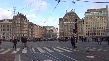 Amsterdam, Hollanda-06 Aralık 2015: 4k, Amsterdam, Hollanda-Dan 'de karşıdan karşıya geçen tramvaylar ve turistler