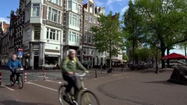 Amsterdam, Hollanda-13 Mayıs 2019: 4K, merkezdeki caddede geleneksel Hollandalı evleri. Renkli eski binaların mimarisi. Hollanda 'ya seyahat. Tipik Alman tarzı bir ev.