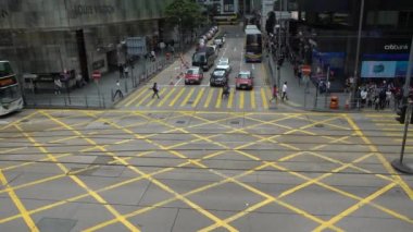 Hong Kong-04 Nisan 2017: 4K Yerel halk ve turistler Hong Kong caddesinin yoğun kavşağında bekliyor. Trafik lambası, araba ve otobüs şehir merkezindeki ünlü tramvay turundan geçiyor.