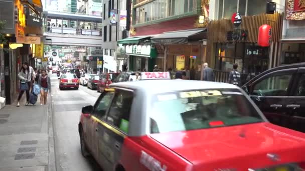 Hongkong Abril 2017 Pessoas Andando Rua Restaurante Com Carros Táxi — Vídeo de Stock
