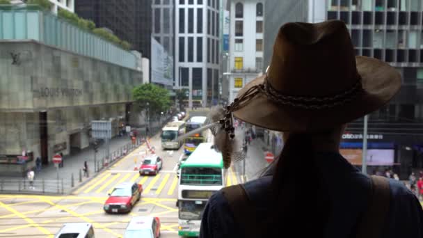 Hongkong Abril 2017 Turista Mulher Asiática Usar Chapéu Ponte Pedonal — Vídeo de Stock