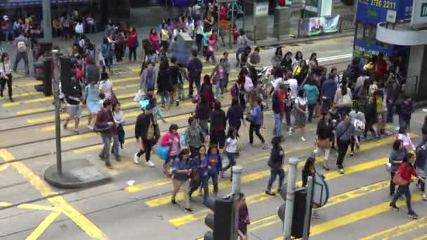 Hongkong April 2017 Folkmassa Ortsbor Och Turister Går Livlig Korsning — Stockvideo