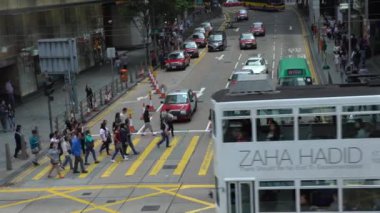 Hong Kong-04 Nisan 2017: 4K Yerel halk ve turist kalabalığı Hong Kong caddesinde yoğun kavşakta yürüyor, trafik ışığı ve Dan adasının merkezinde ünlü tramvay turu