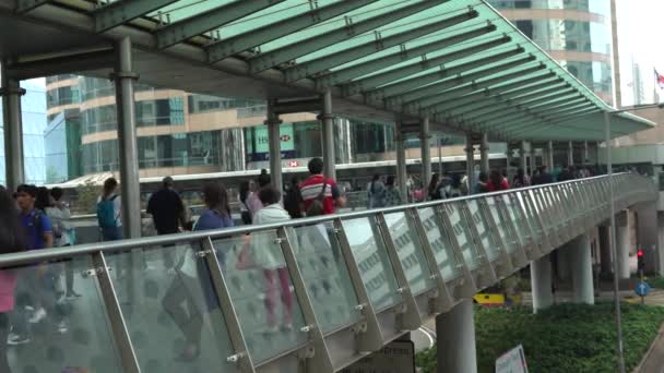 2017年04月04日香港时间 4K拥挤的行人过街天桥暂停通行 香港繁忙的生活方式 亚洲人和游客穿过市中心的一座人行天桥 — 图库视频影像