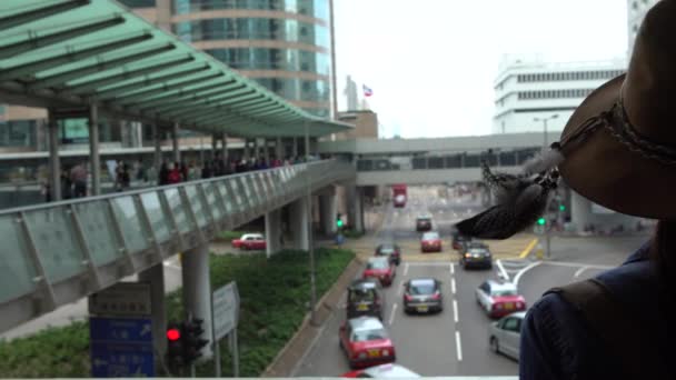 Turista Asiático Mulher Usar Chapéu Olhando Pessoas Andando Suspenso Passarela — Vídeo de Stock
