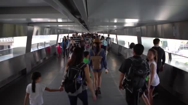 2017年04月04日香港时间 4K拥挤的行人过街天桥暂停通行 香港繁忙的生活方式 亚洲人和游客穿过市中心的一座人行天桥 — 图库视频影像