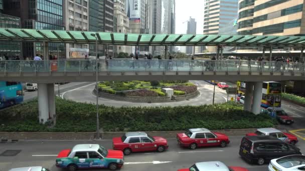 Гонконг Апреля 2017 Года Людей Идущих Подвешенному Пешеходному Мосту Через — стоковое видео