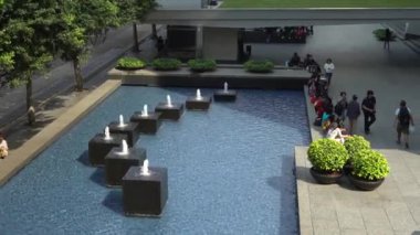 Hong Kong-04 Nisan 2017: 4K Güzel su kaynaklı yaya sokağı manzarası ve Hong Kong Central City-Dan şehir merkezinde oturan insanlar.