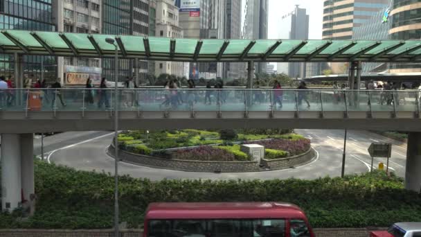 Hongkong April 2017 Massor Människor Som Promenerar Upphängd Gångbro Korsning — Stockvideo