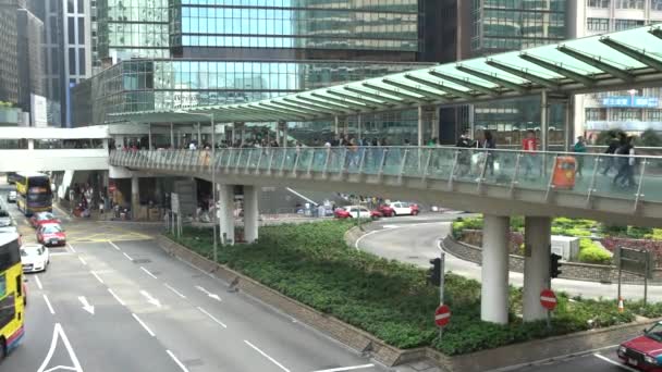 Hongkong 2017年4月4日 4K歩道橋の横断歩道を歩く人々の混雑 車やバスで香港で忙しい生活は一日で道路を通過します 歩行者用橋段 — ストック動画