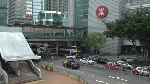 Hongkong 2017年4月4日 4K地下鉄駅近くの歩道橋の横断歩道を歩く人々の混雑 車やバスで香港で忙しい生活 歩行者用橋段 — ストック動画