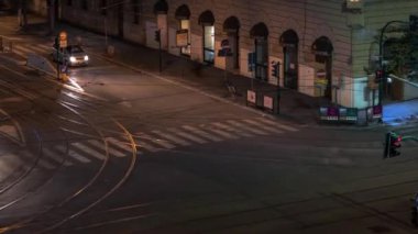 Roma, İtalya-23 Eylül 2018: Gece tramvayı olan bir caddenin üzerindeki yüksek manzaralı zaman dilimi. Akşamları başkent çok yoğun oluyor. Tramvay ve tramvay trafiğini aydınlatır