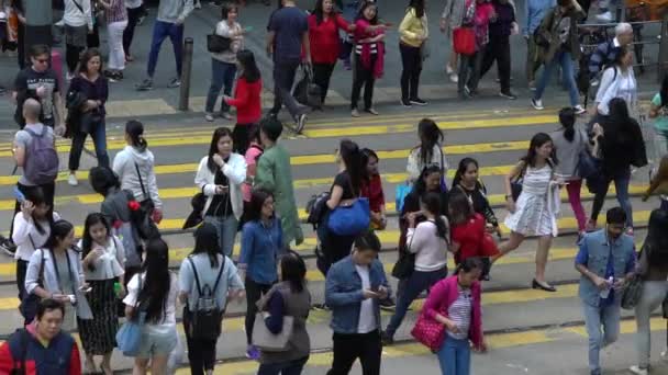 Hongkong Kwiecień 2017 Wolny Ruch Tłum Mieszkańców Turystów Spacerujących Ruchliwym — Wideo stockowe