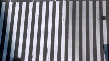 Tokyo, Japonya-02 Şubat, 2020: 4K, Tokyo 'da bir kavşakta giden trafik arabalarının hava görüntüsü. Asya şehir merkezinin yüksek manzaralı caddesi. Metropolitan Şehri Japonya. -Dan.