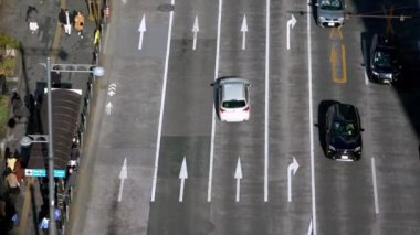 Tokyo, Japonya-02 Şubat, 2020: 4K, şehir manzarasında trafik arabaları olan caddenin üst görüntüsünü yükseltti. Japon ana yolu. Şehir ulaşımı konsepti. Şehir merkezindeki Asya havası. Başkent Japonya. -Dan.