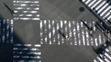 4K, gün batımının ışığıyla kavşakta kalabalık yaya geçidinde yüksek görüş. Asyalıların yoğun yaya geçidi görüntüsü. - Dan.