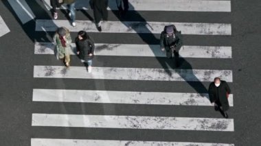 Tokyo, Japonya-02 Şubat 2020: Gün batımının ışığıyla kavşakta kalabalık yaya geçidi üzerinde yavaş çekim. Asyalıların yoğun yaya geçidi görüntüsü. - Dan.