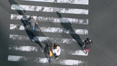 Trafik arabalarının üzerinde yavaş çekim havası ve gün batımında yaya geçidi kalabalığı. En yoğun yol kavşağında yürüyen Asyalıların manzarası yükseldi.